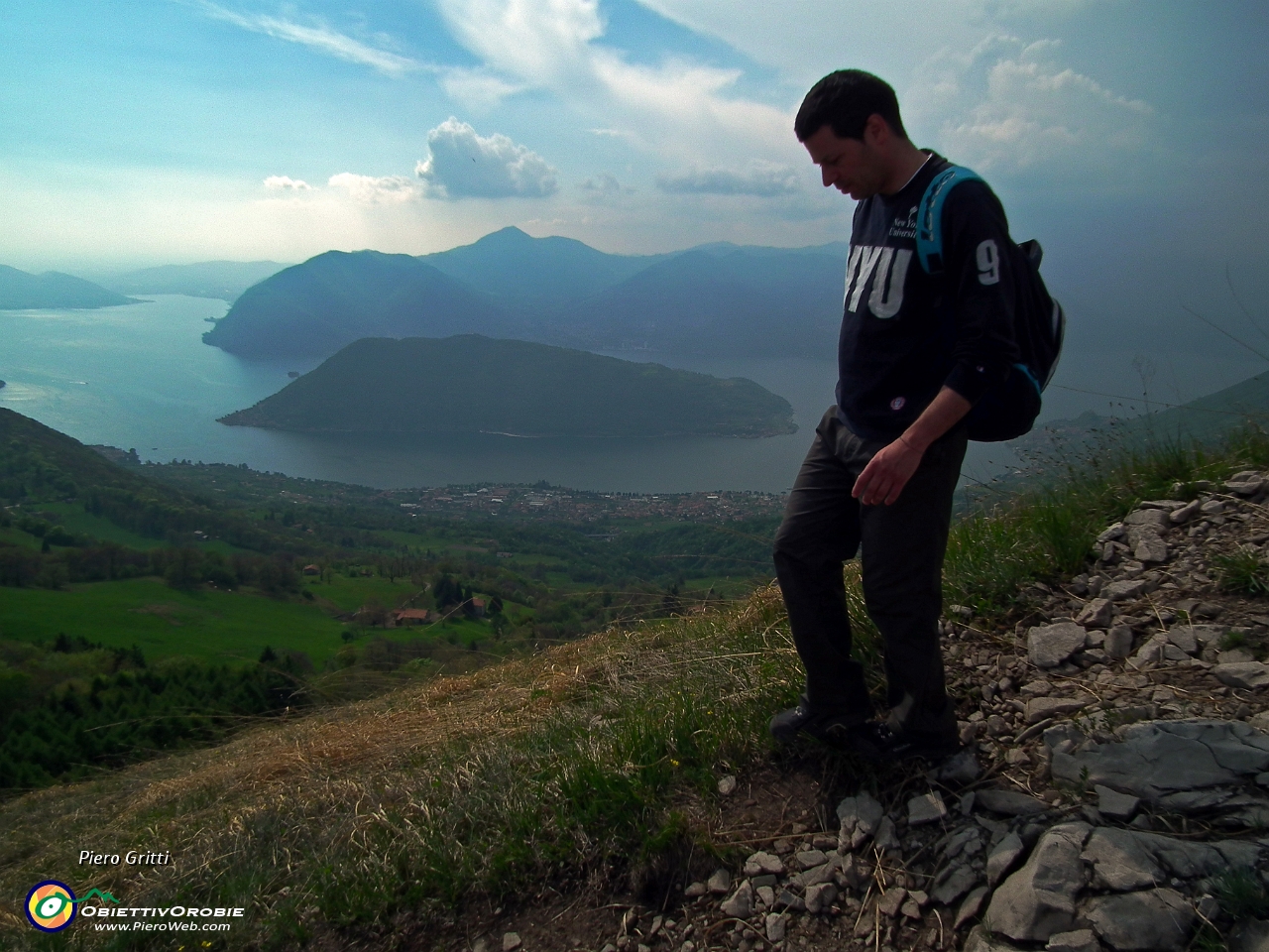 62 nuvoloso verso l'alto lago e i monti....JPG